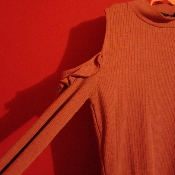 Cold shoulder shirt - Picture 3 of 4